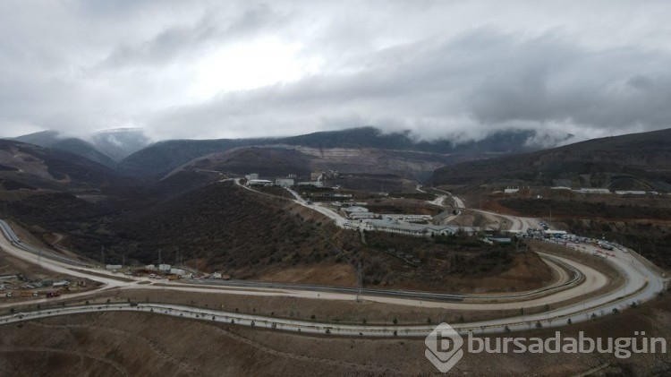 Enerji Bakanı: Heyelan alanında 400 bin kamyonluk toprak kütlesi var
