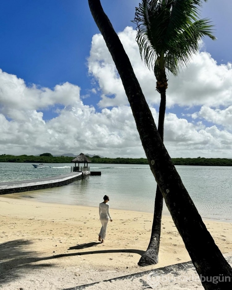 Hande Erçel şimdi de Mauritius tatilinde
