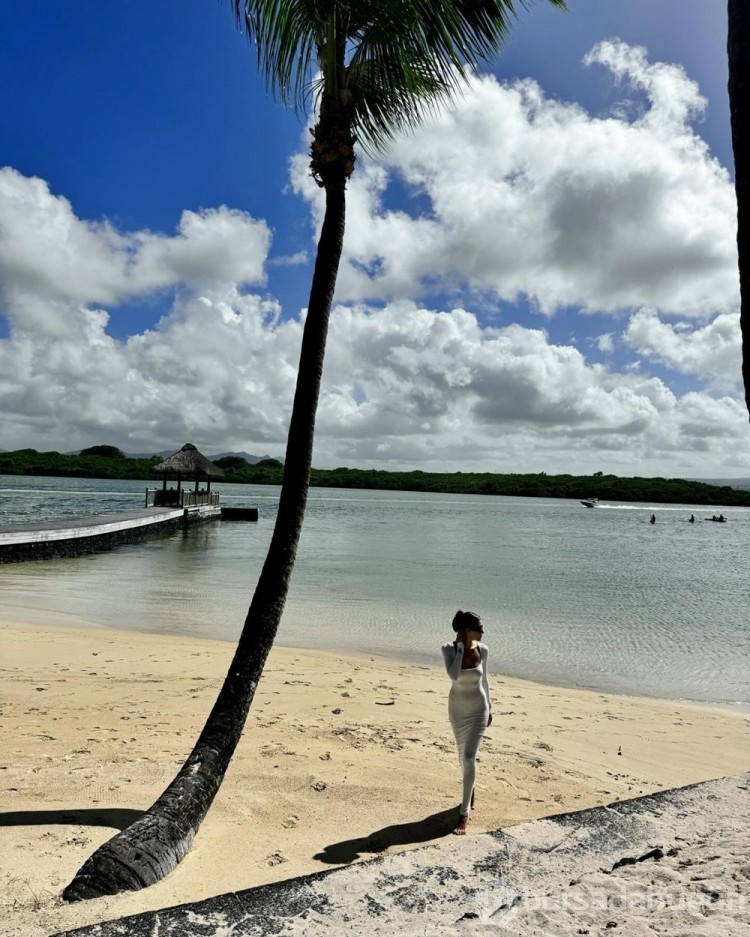 Hande Erçel şimdi de Mauritius tatilinde
