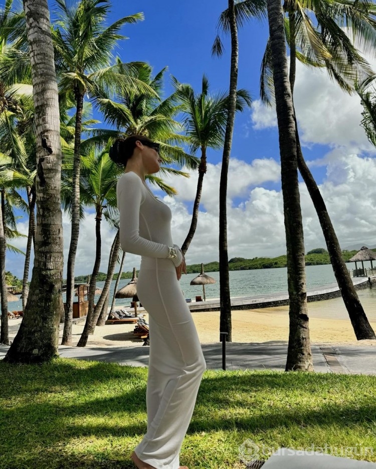 Hande Erçel şimdi de Mauritius tatilinde
