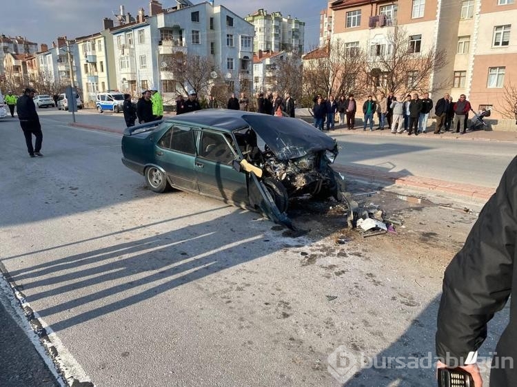 Otomobil, kırmızı ışıkta bekleyen işçi servisine çarptı: 1 ölü, 2 yaralı
