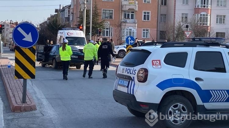 Otomobil, kırmızı ışıkta bekleyen işçi servisine çarptı: 1 ölü, 2 yaralı
