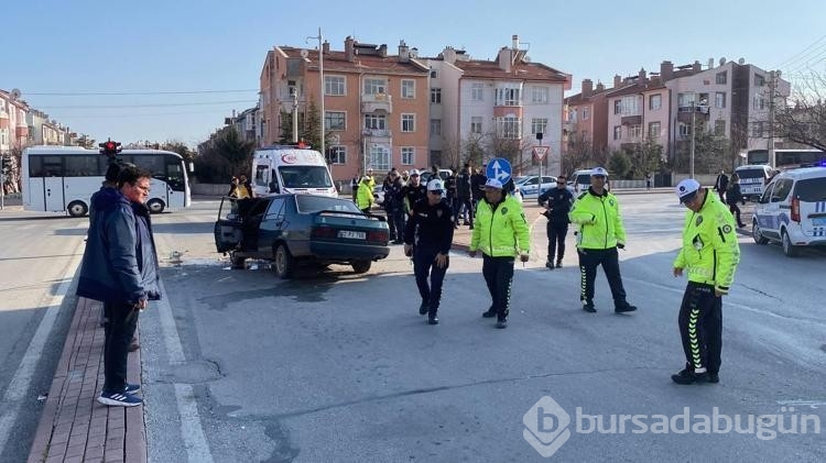 Otomobil, kırmızı ışıkta bekleyen işçi servisine çarptı: 1 ölü, 2 yaralı
