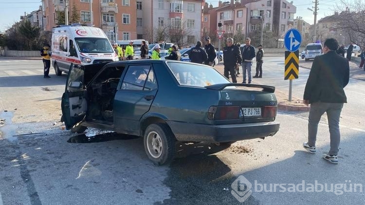 Otomobil, kırmızı ışıkta bekleyen işçi servisine çarptı: 1 ölü, 2 yaralı
