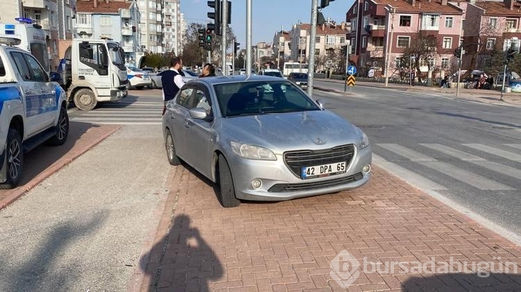 Otomobil, kırmızı ışıkta bekleyen işçi servisine çarptı: 1 ölü, 2 yaralı
