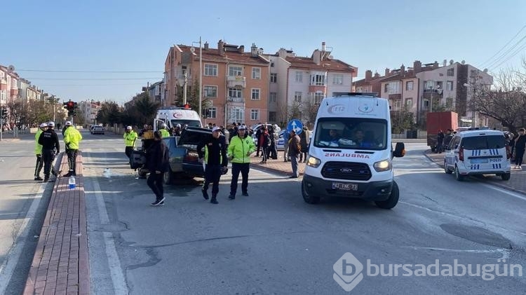 Otomobil, kırmızı ışıkta bekleyen işçi servisine çarptı: 1 ölü, 2 yaralı
