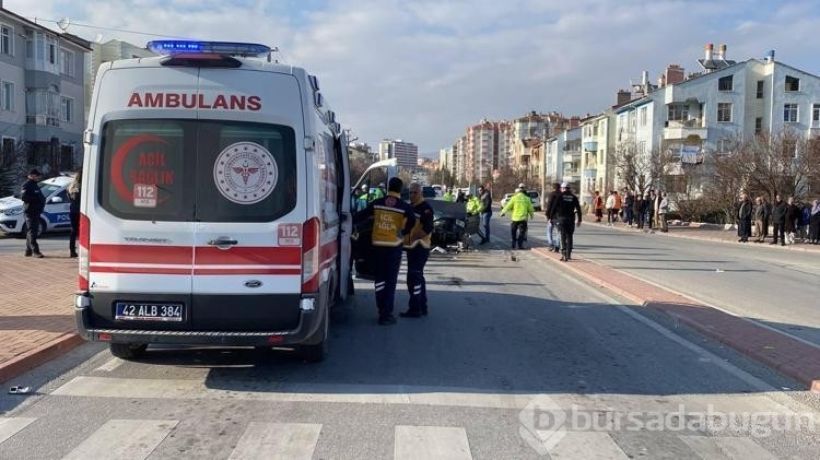 Otomobil, kırmızı ışıkta bekleyen işçi servisine çarptı: 1 ölü, 2 yaralı
