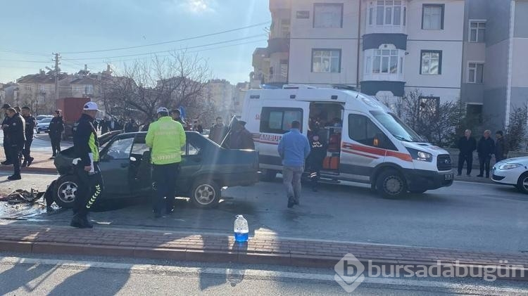 Otomobil, kırmızı ışıkta bekleyen işçi servisine çarptı: 1 ölü, 2 yaralı
