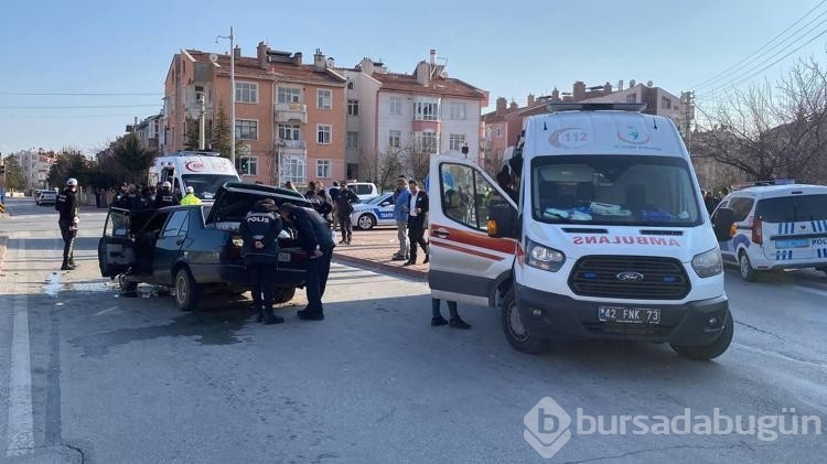Otomobil, kırmızı ışıkta bekleyen işçi servisine çarptı: 1 ölü, 2 yaralı
