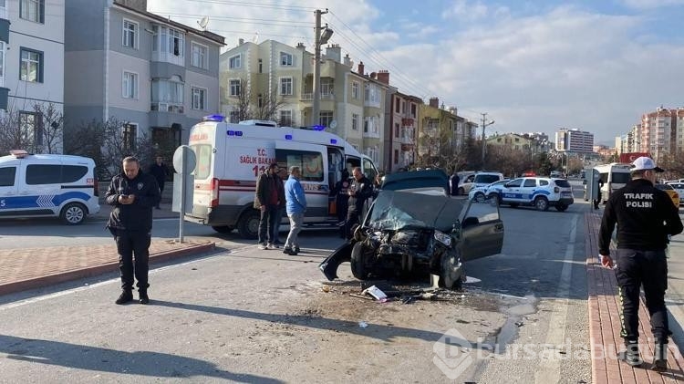 Otomobil, kırmızı ışıkta bekleyen işçi servisine çarptı: 1 ölü, 2 yaralı
