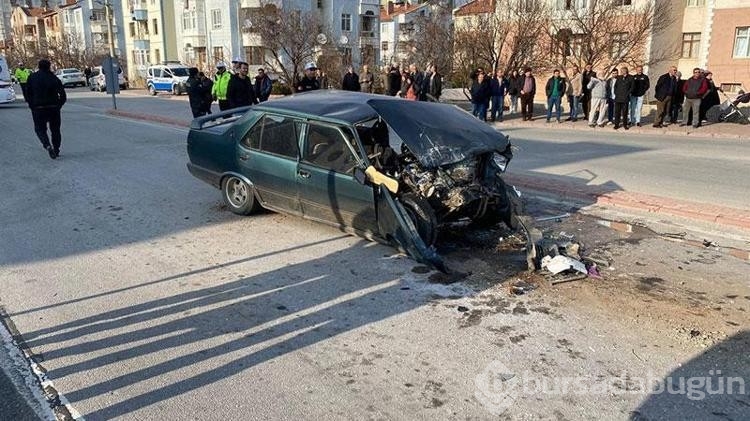 Otomobil, kırmızı ışıkta bekleyen işçi servisine çarptı: 1 ölü, 2 yaralı
