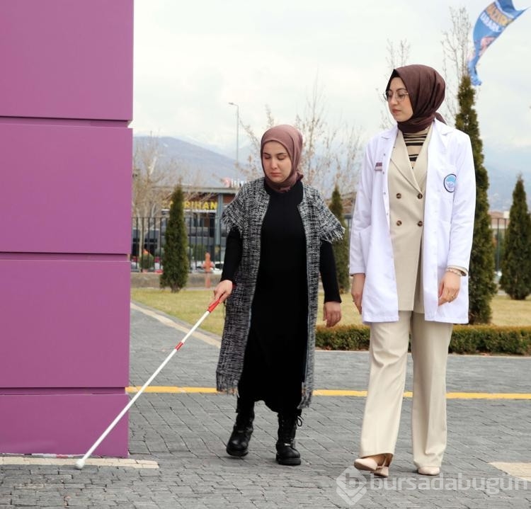 Katarakt hastası Jale öğretmen baston eğitimi alıyor