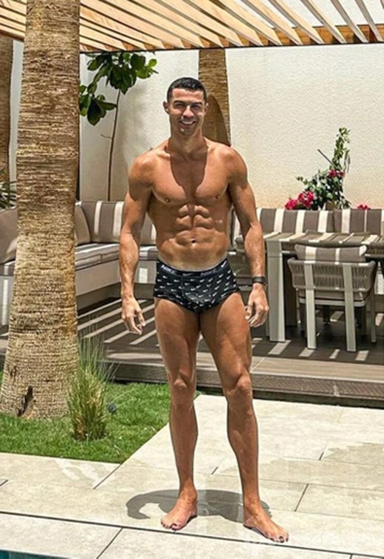 Cristiano Ronaldo oğluyla paylaşım yaptı, herkes tırnaklarına takıldı