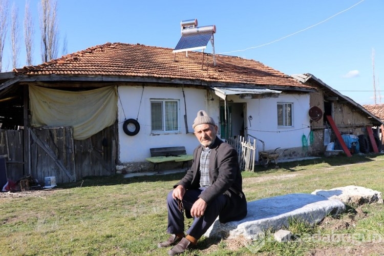 Kütahya'da bir adam terk edilmiş köyde iki yıldır tek başına yaşıyor
