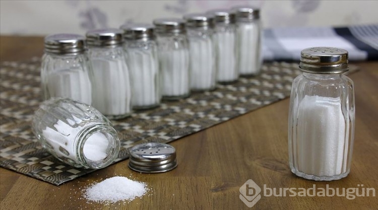 Yemeklere tuz eklemek, böbrek hastalığına neden oluyor
