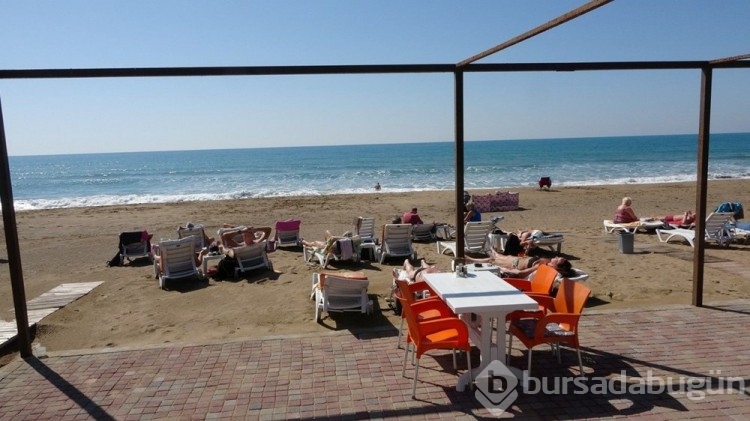 Fırtınanın ardından turistler sahile akın etti
