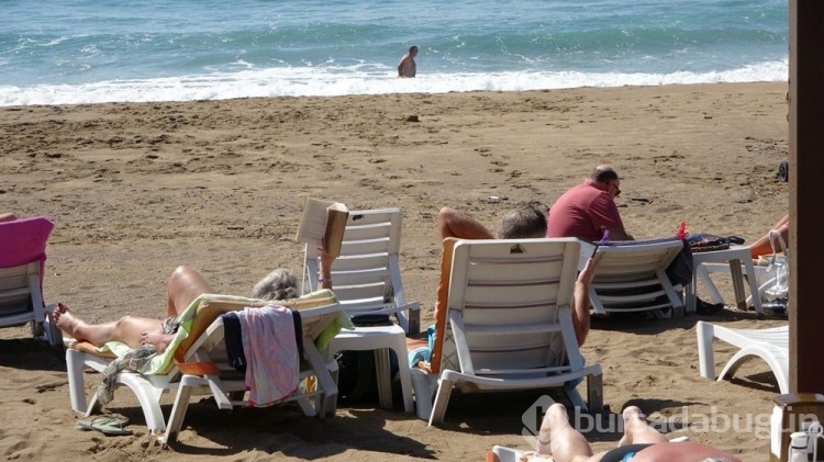 Fırtınanın ardından turistler sahile akın etti
