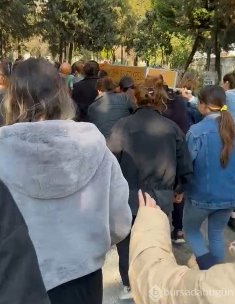 Mervegül'ün tabutunu kadınlar taşıdı
