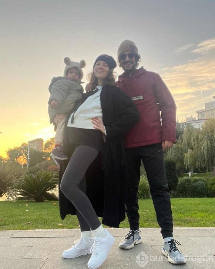 İkinci kez anne olmak için gün sayan Ece Çeşmioğlu'ndan mutlu aile pozu
