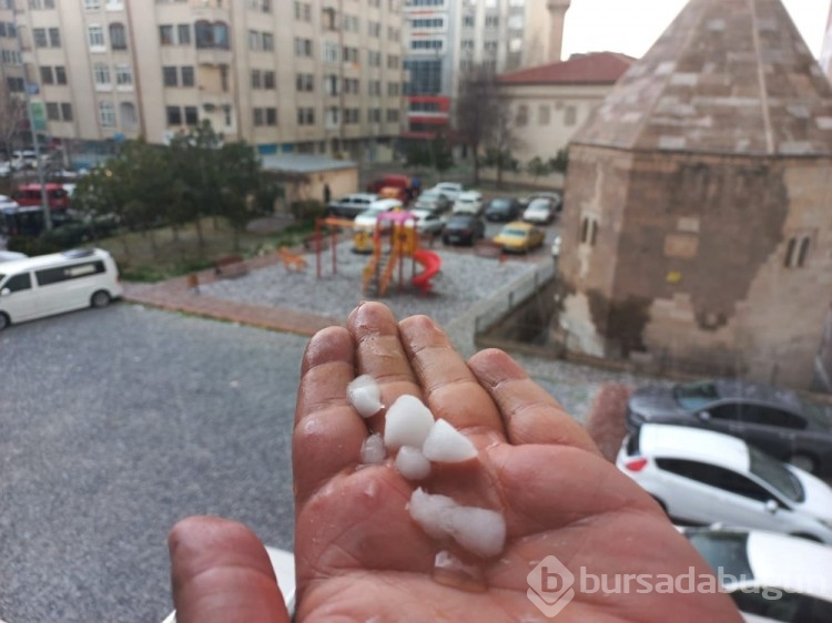 Kayseri'de dolu yağışı: 10 dakika sürdü, yollar beyaza büründü
