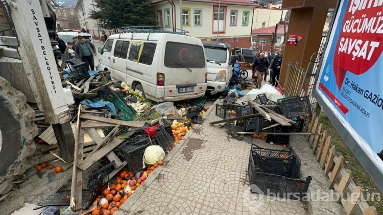 Freni boşalan iş makinesi pazara daldı
