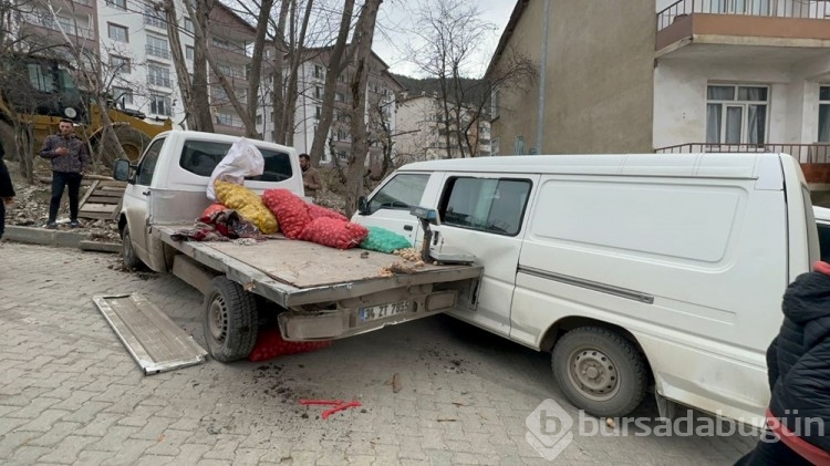 Freni boşalan iş makinesi pazara daldı
