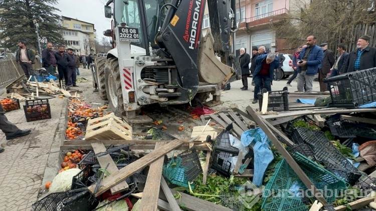 Freni boşalan iş makinesi pazara daldı
