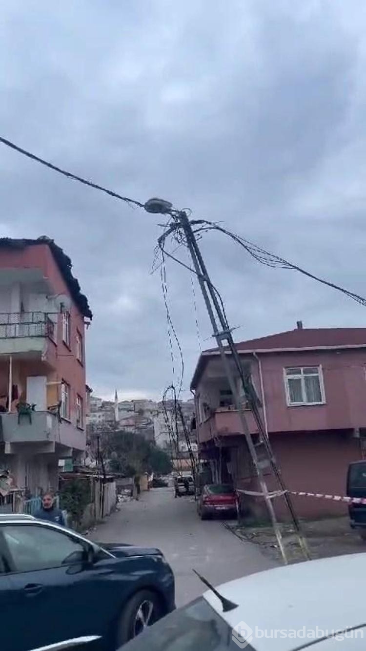  Ataşehir'de elektrik tellerini koparan kamyon sokağı karanlıkta bıraktı
