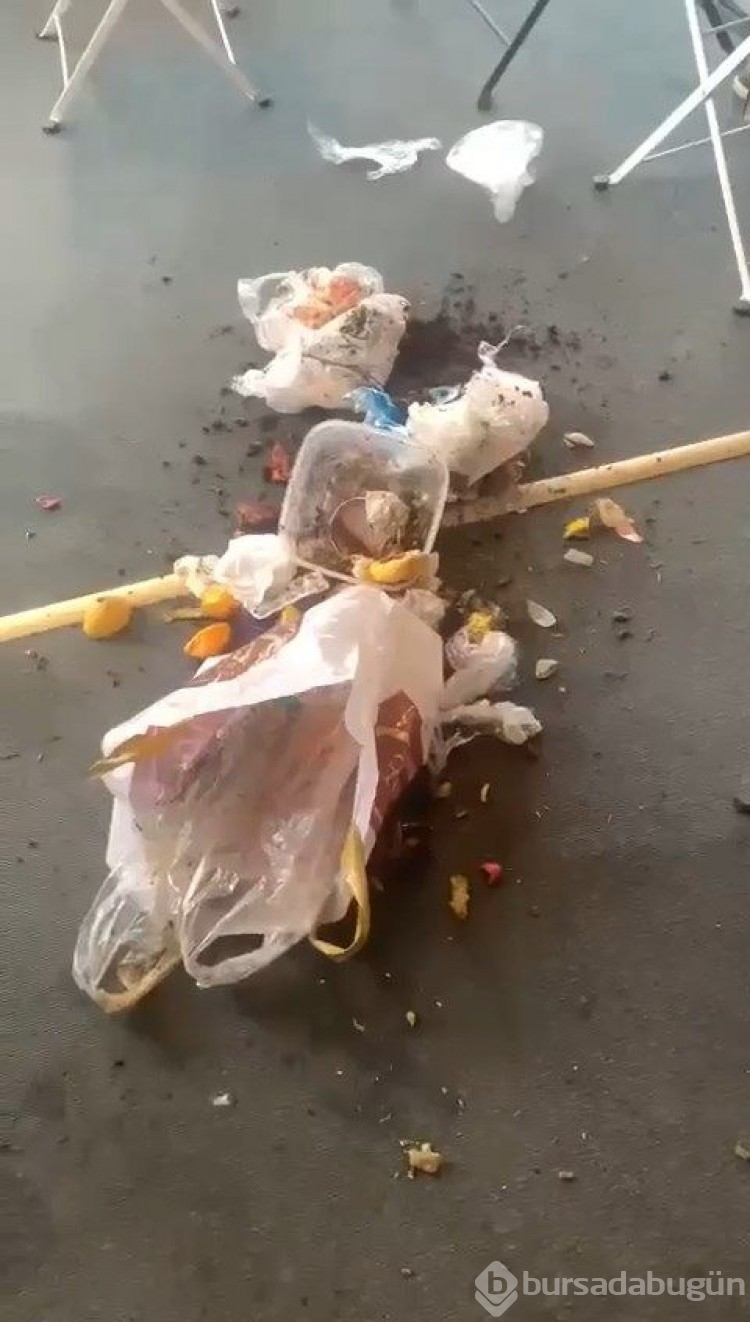 Adana'da akılalmaz olay: 'Ramazanda edepsizlik yapmayın' diyen bir grup kadın, spor salonunun önüne çöp döktü