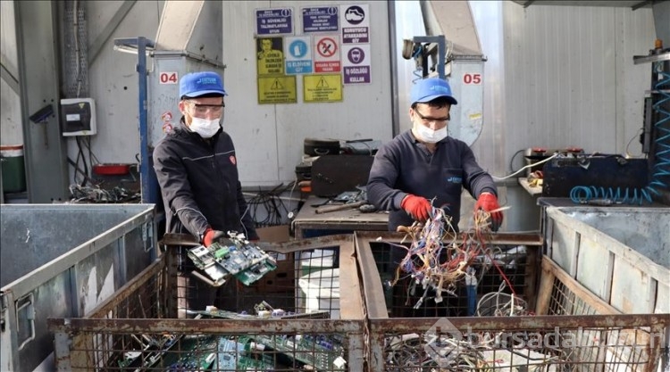 Dünya, büyük bir e-atık çöplüğüne dönüşüyor: Yüzde 82 artışla 62 milyon tona ulaştı
