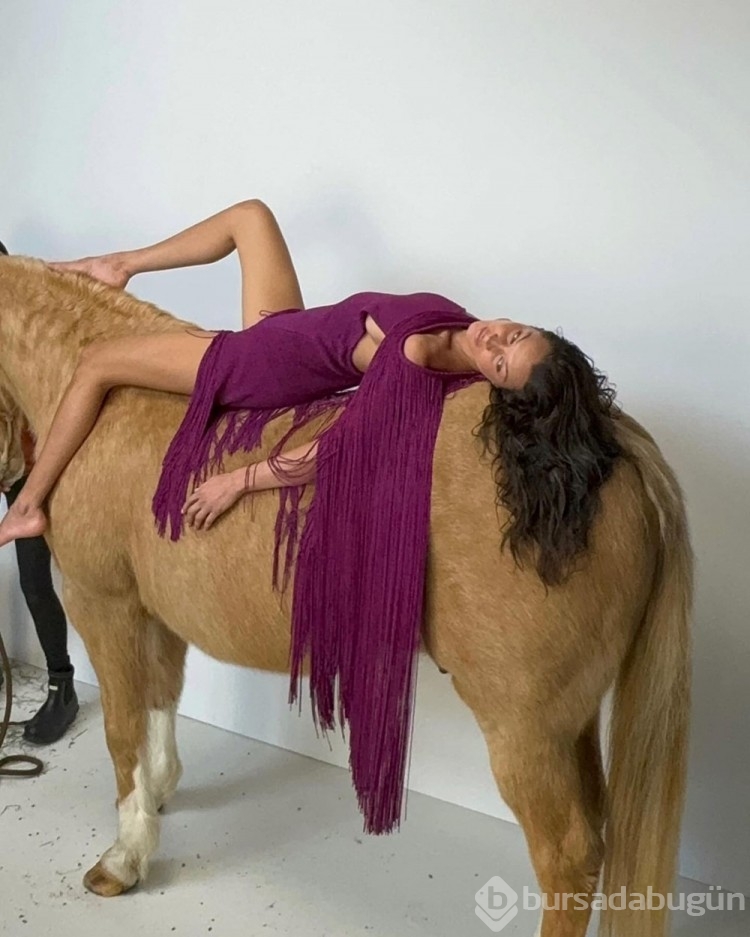 At üstünde poz veren Bella Hadid tepki çekti
