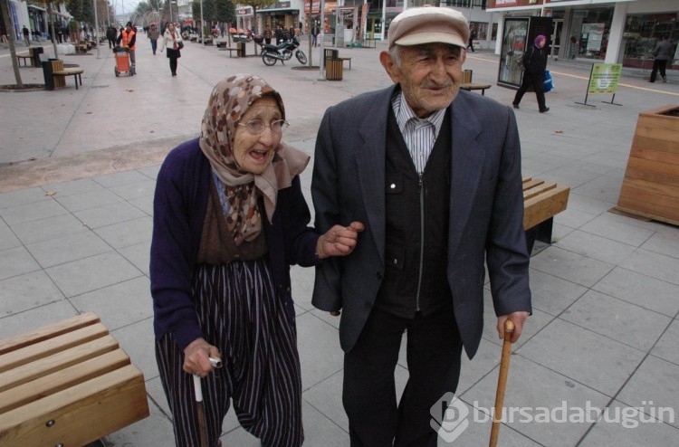 100 yaşlıdan 78'i kronik hasta