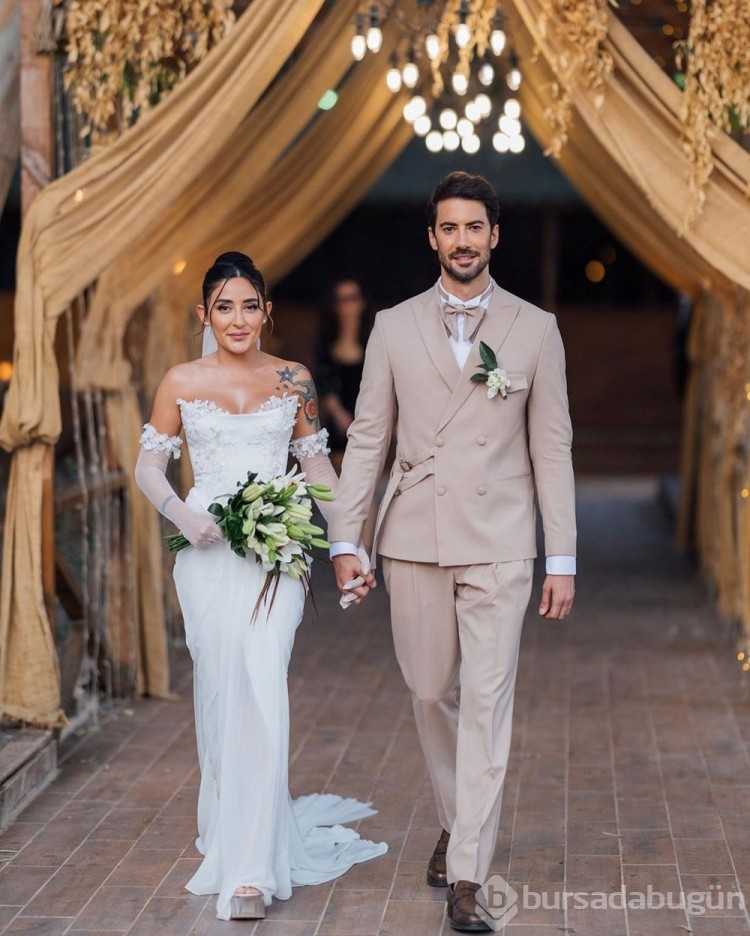 Melek Mosso düğün fotoğraflarına gelen yorumlara sitem etti
