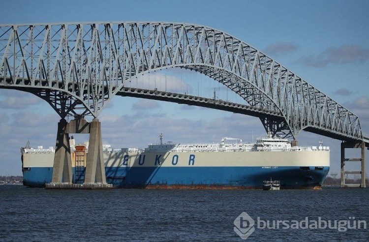 ABD'de kargo gemisi köprüyü yıktı