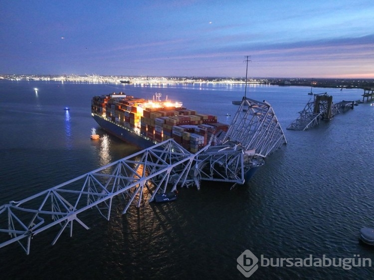 ABD'de kargo gemisi köprüyü yıktı