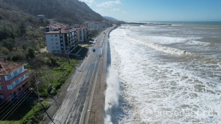 Karadeniz'deki fırtına sahil hattını kırdı geçti
