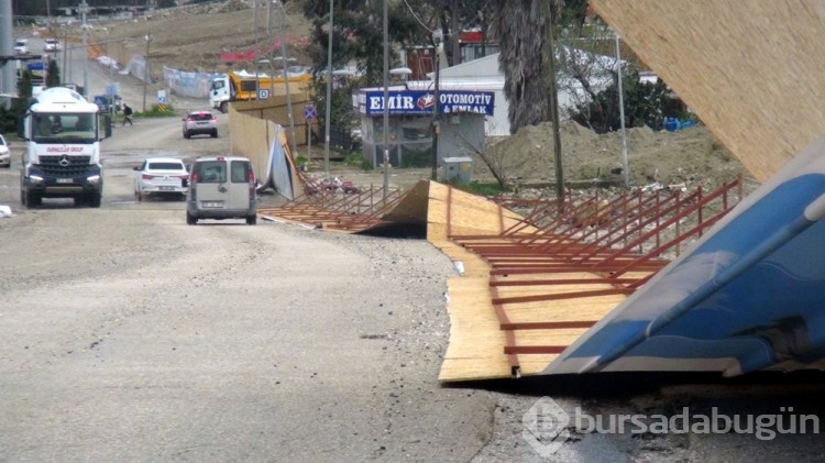 Depremzedelerin konteynerlerini su bastı