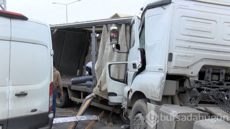 Kontrolden çıkan kamyonet kırmızı ışıkta bekleyenlere çarptı