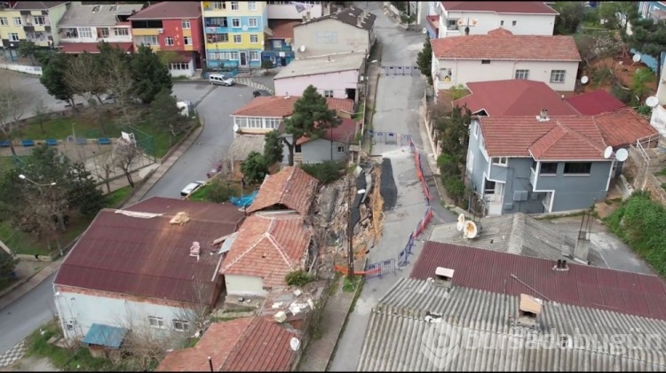 İstanbul'da gecekonduların üzerine yol çöktü
