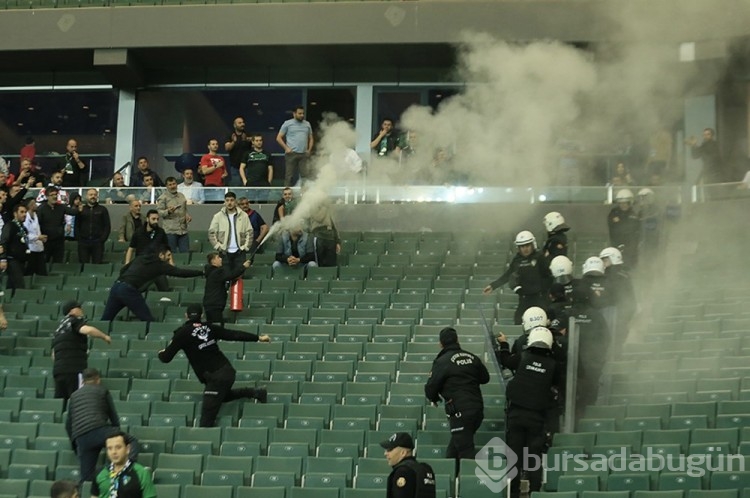 Kocaelispor taraftarı yangın söndürme tüpü sıktı