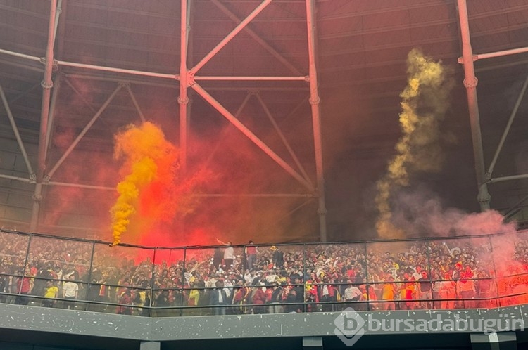 Kocaelispor taraftarı yangın söndürme tüpü sıktı