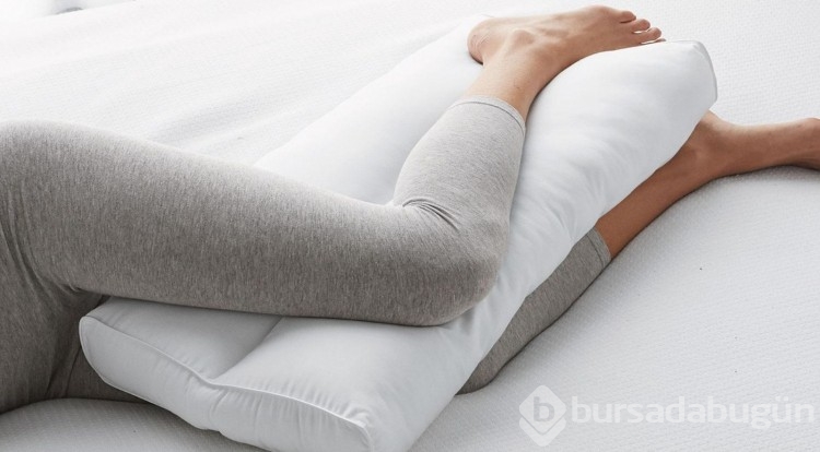 Dizlerin arasında yastık, duruşu ve uyku kalitesini düzenliyor