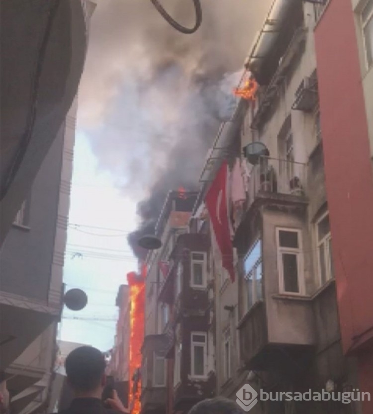 Beyoğlu'nda bitişik iki binada yangın
