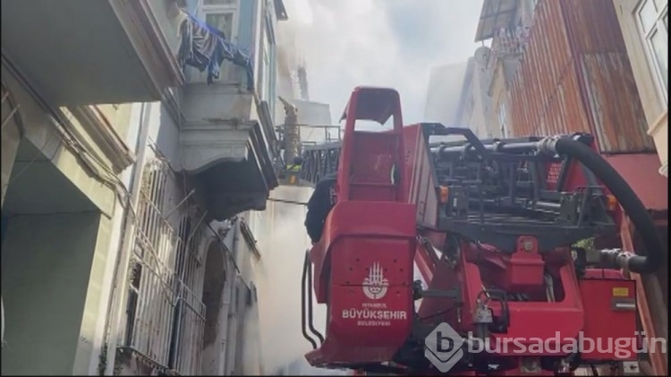 Beyoğlu'nda bitişik iki binada yangın
