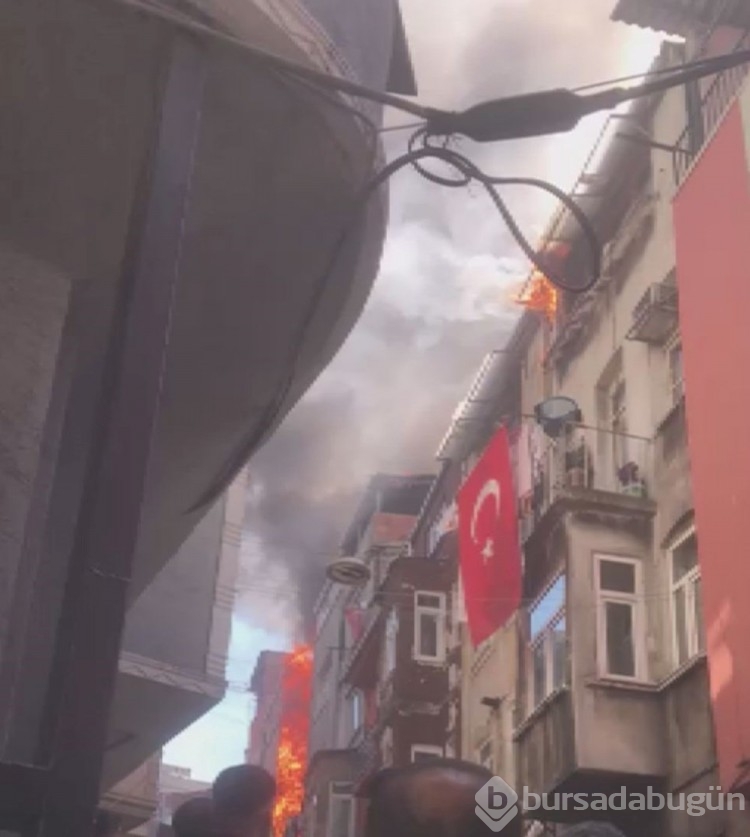 Beyoğlu'nda bitişik iki binada yangın
