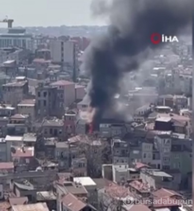 Beyoğlu'nda bitişik iki binada yangın

