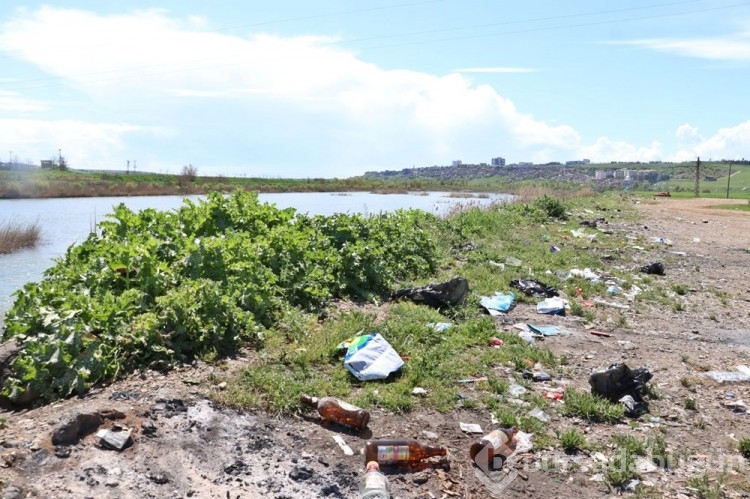 Piknikçiler Dicle Nehri kıyısını çöplüğe çevirdi