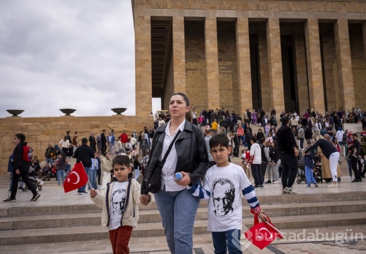 Bayram tatilinde Anıtkabir'e ziyaretçi akını
