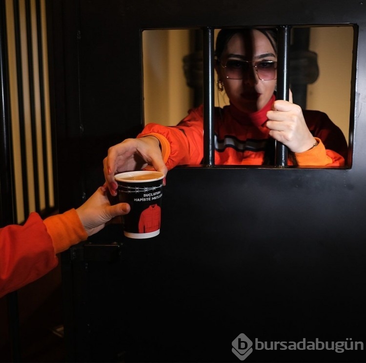 Bursa'da hapishane konseptli kafede hücredeki müşterilere servis!