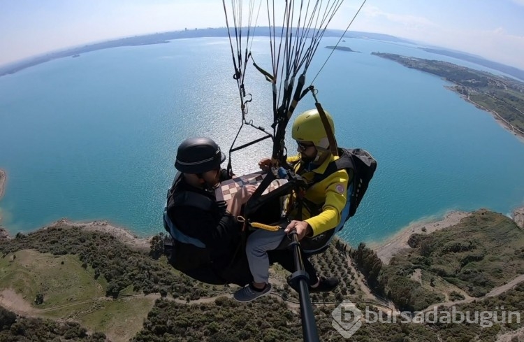 Adana semalarında enteresan anlar: Yamaç paraşütü yapan iki pilot, gökyüzünde tavla oynadı
